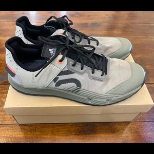 Adidas 5.10 Trailcross LT Mountain Bike Shoes Feather Grey Black Signal Coral